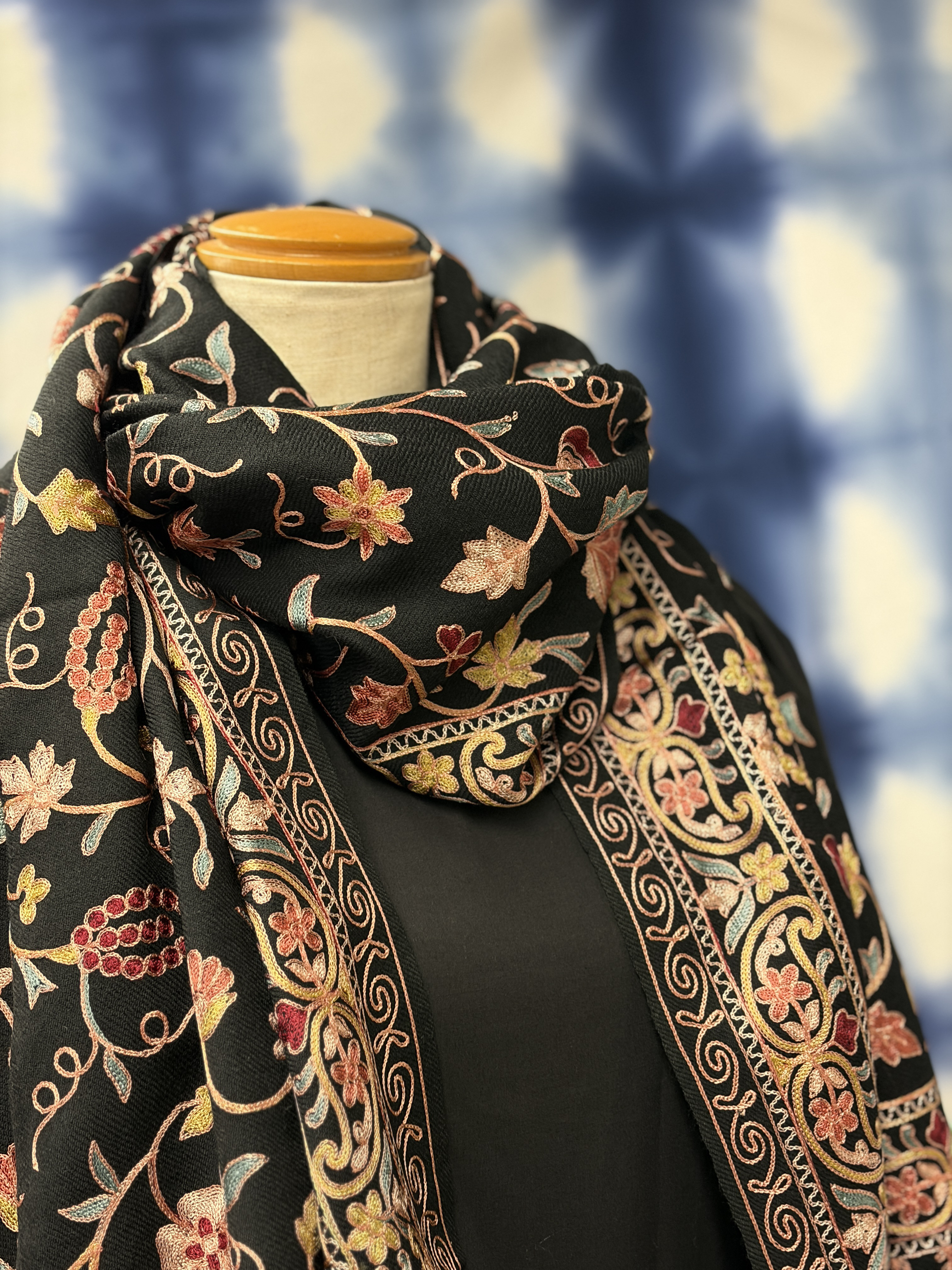 【巻く】大判カシミール刺繍ショール - 黒