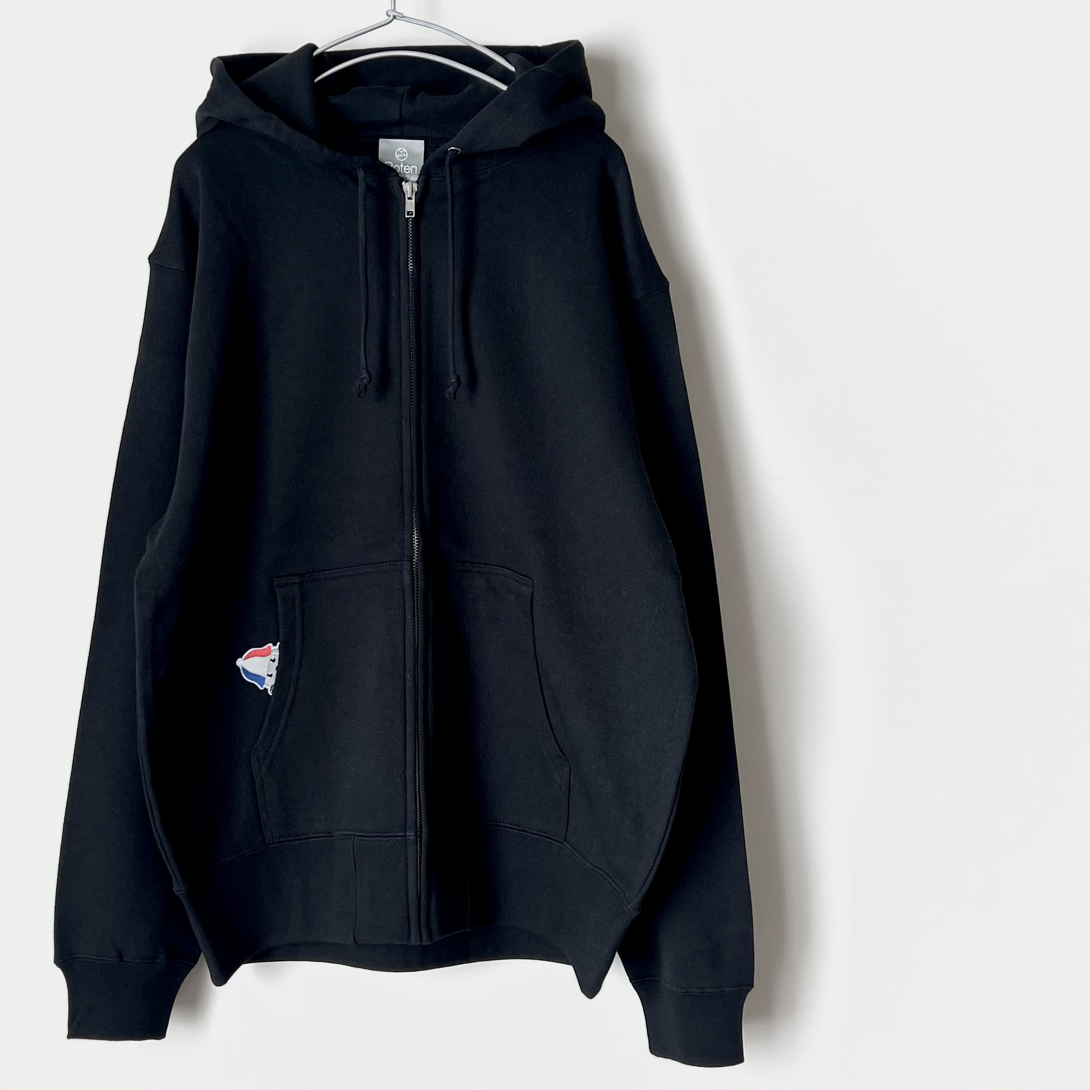 温泉へ行こう♨️3色から選べる！大人が着るパーカー　サウナハットをかぶった猫の刺繍ワッペン付きジップパーカー