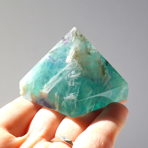 エンジェルフェザーフローライト ピラミッド型 天然石 蛍石 希少 鉱物