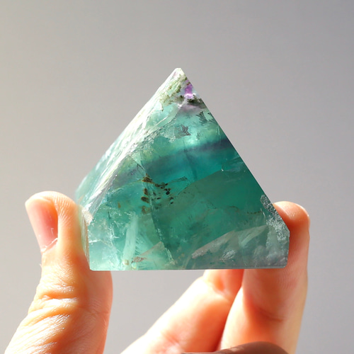 エンジェルフェザーフローライト ピラミッド型 天然石 蛍石 希少 鉱物 デンドリック エンジェルフェザーフローライト 六角柱 ポイント 天然石