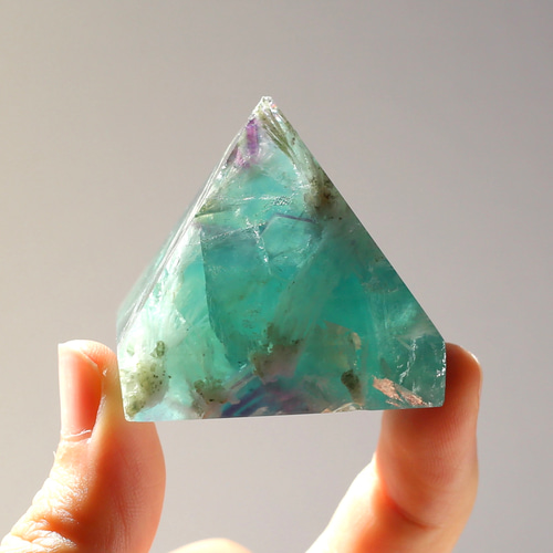 エンジェルフェザーフローライト ピラミッド型 天然石 蛍石 希少 鉱物