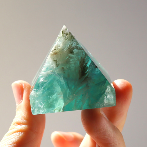 エンジェルフェザーフローライト ピラミッド型 天然石 蛍石 希少 鉱物 エンジェルフェザーフローライト ピラミッド型 天然石 蛍石 希少 鉱物