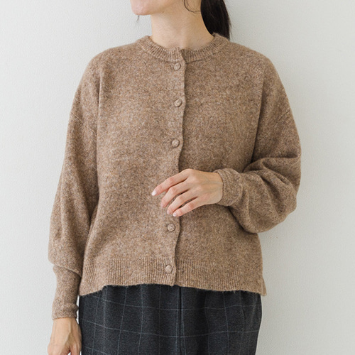 驚くほど軽くて暖かい キャメルニット くるみボタン パフスリーブ