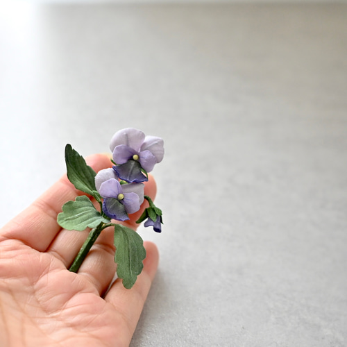 布花アンティークパープルビオラの個性的なブローチ。プレゼントに人気