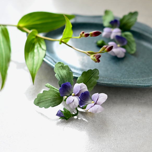 布花アンティークパープルビオラの個性的なブローチ。プレゼントに人気