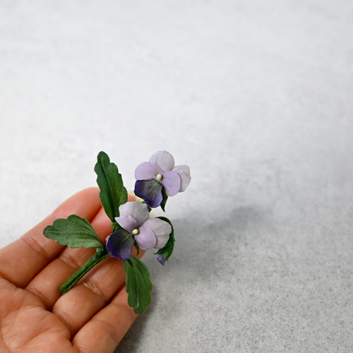 布花アンティークパープルビオラの個性的なブローチ。母の日ギフト2026