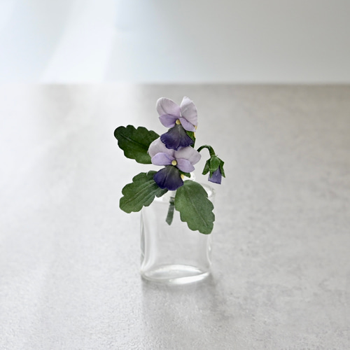 布花アンティークパープルビオラの個性的なブローチ。プレゼントに人気