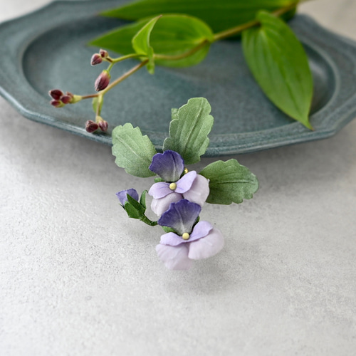 布花アンティークパープルビオラの個性的なブローチ。プレゼントに人気