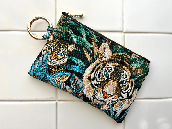 フランス生地のカラビナ付きポーチ SAFECO社ジャガード トラ柄 ヒョウ柄 アニマル コインケース ミニ財布 小物入れ 1枚目の画像