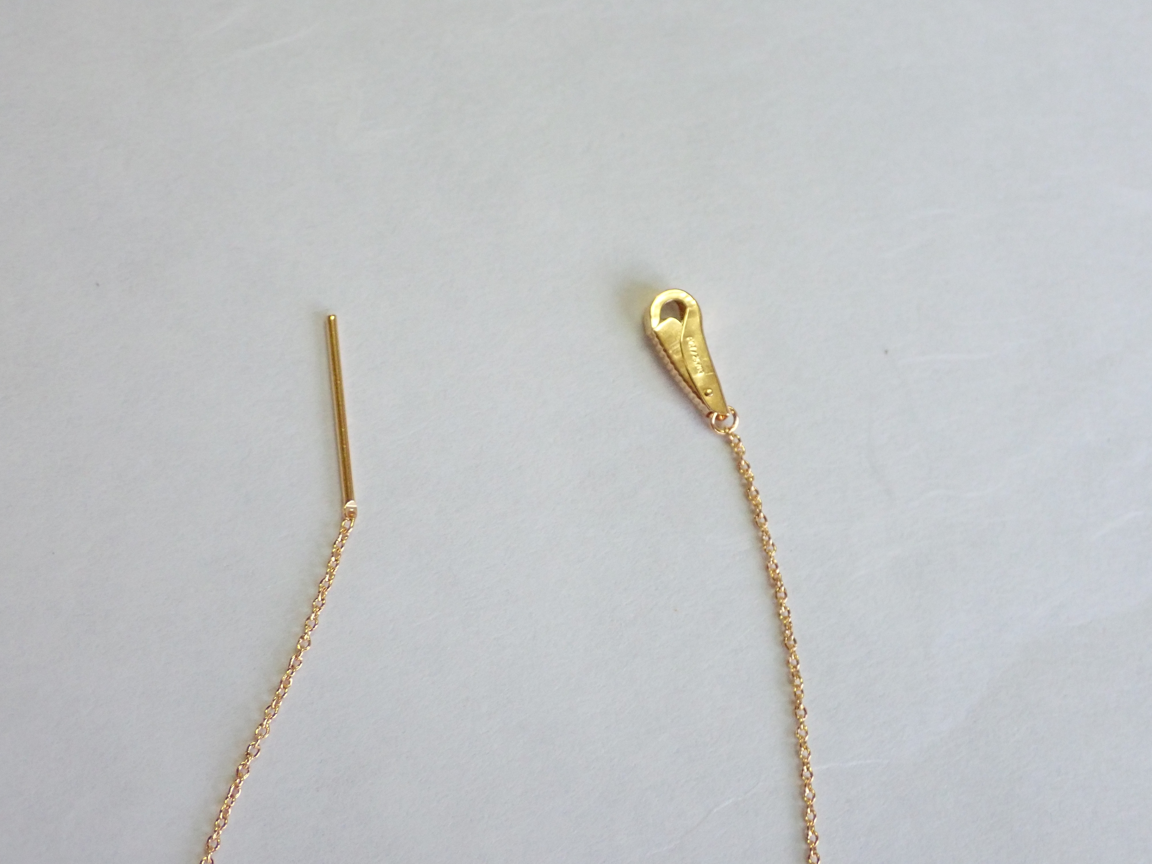 ワンタッチフックチェーン　美馬貴石特許商品　５０ｃｍアズキ１８金イエローゴールド　幅約０．８ｍｍ　太さ０．２４ｍｍ