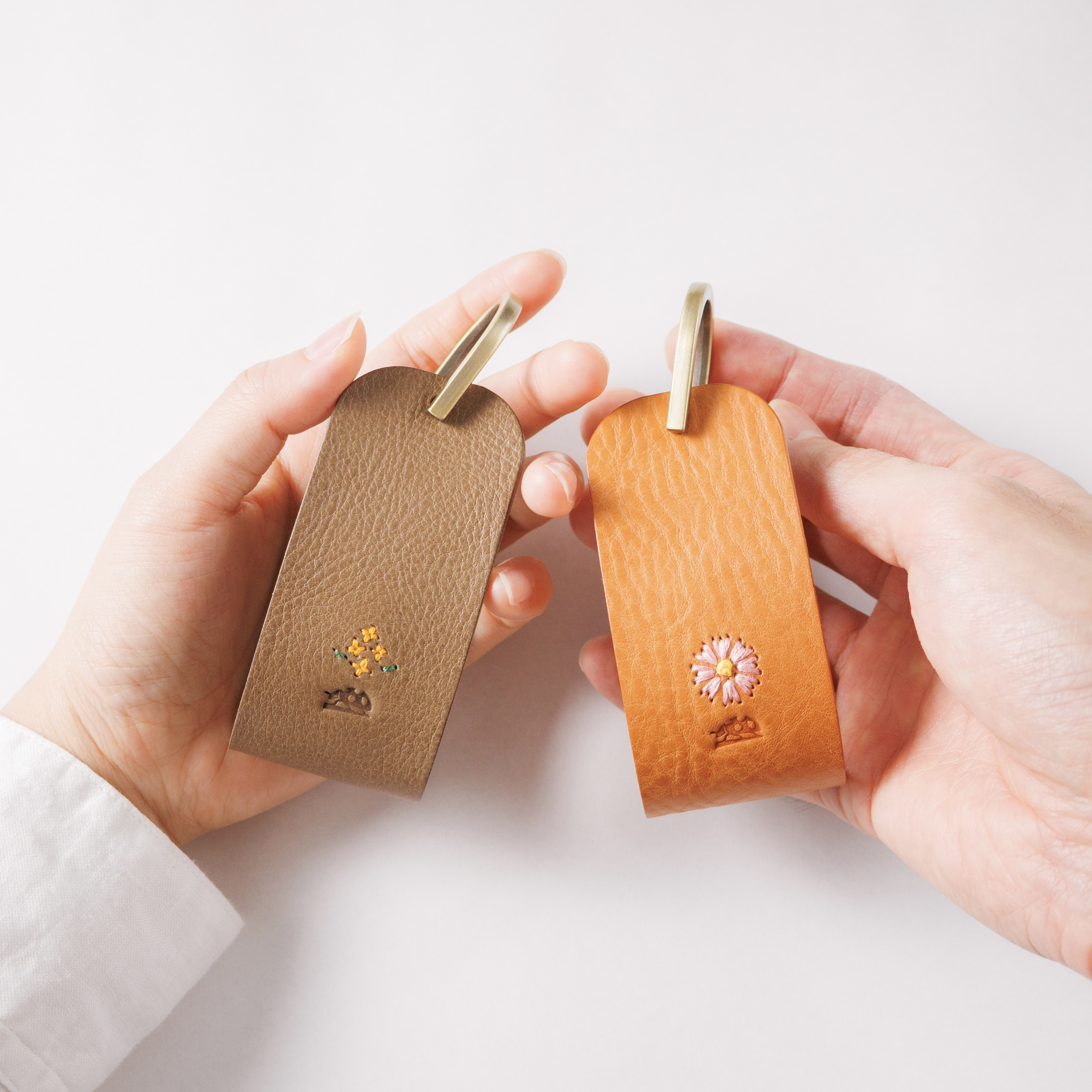 Creema限定お得なペア割｜選べる手刺繍の本革キーケース｜名入れ｜スマートキー｜ レザー｜バッグチャーム｜キーホルダー