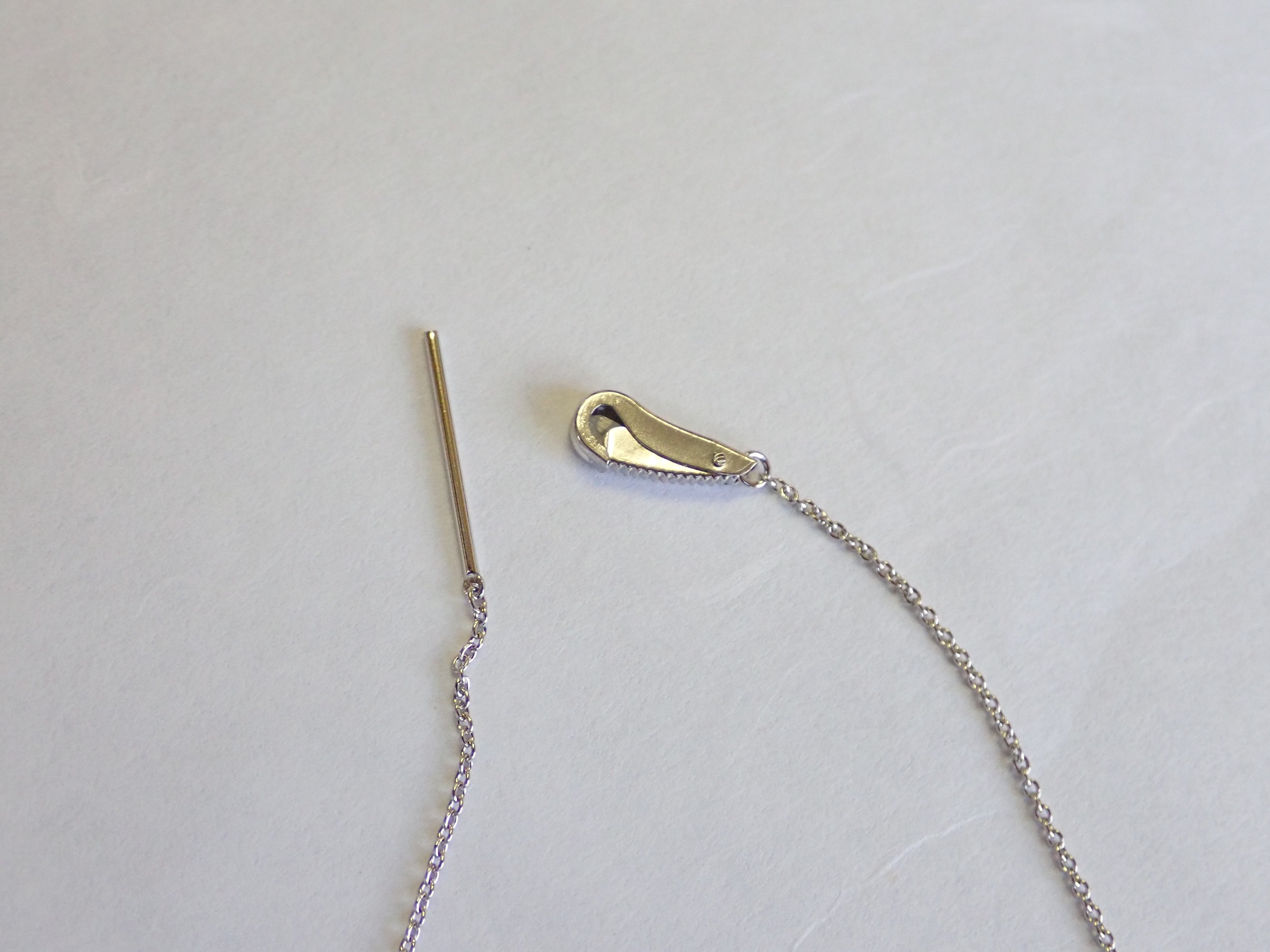 ワンタッチフックチェーン　美馬貴石特許商品　５０ｃｍアズキプラチナ８５０　幅約０．８ｍｍ　太さ０．２４ｍ