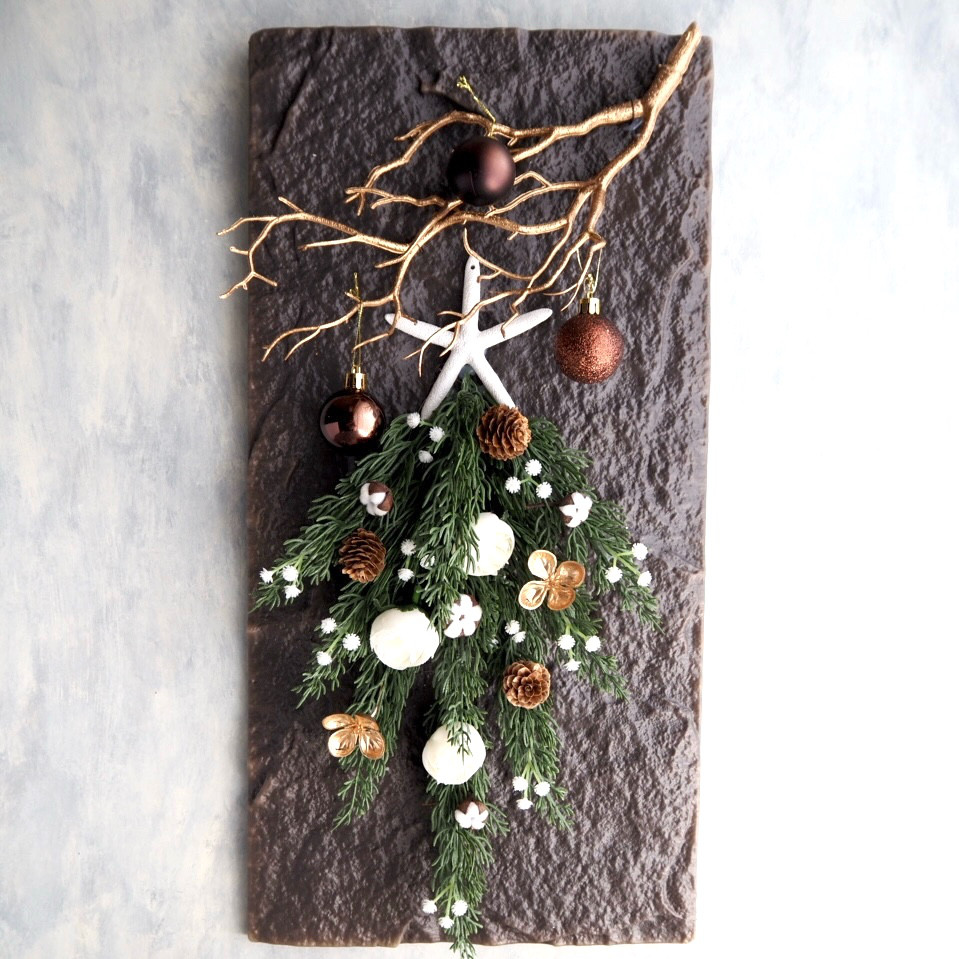 【クリスマスツリー】壁掛けツリーアレンジ／ ゴールド × グリーン＆ホワイト／アーティフィシャルフラワー