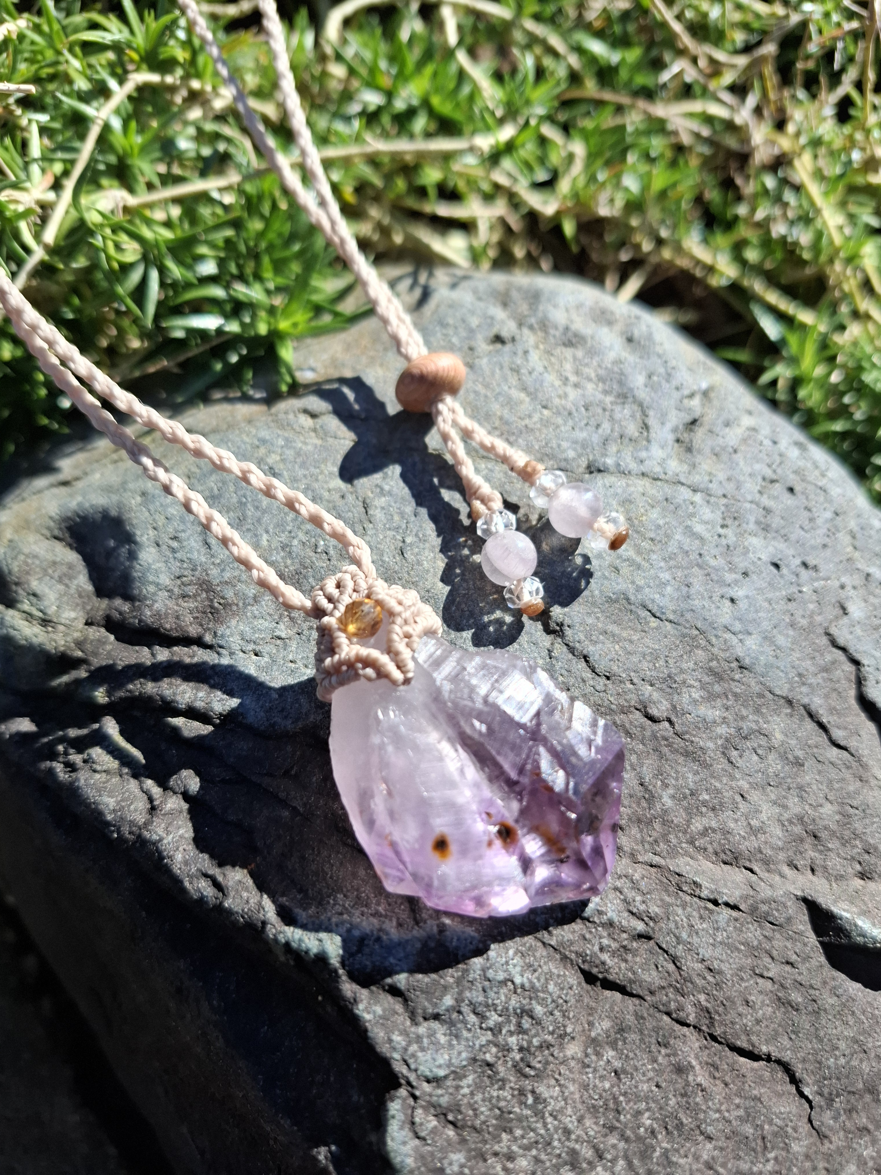 ゲーサイトinアメジストの天然石マクラメペンダント[PEN-330]