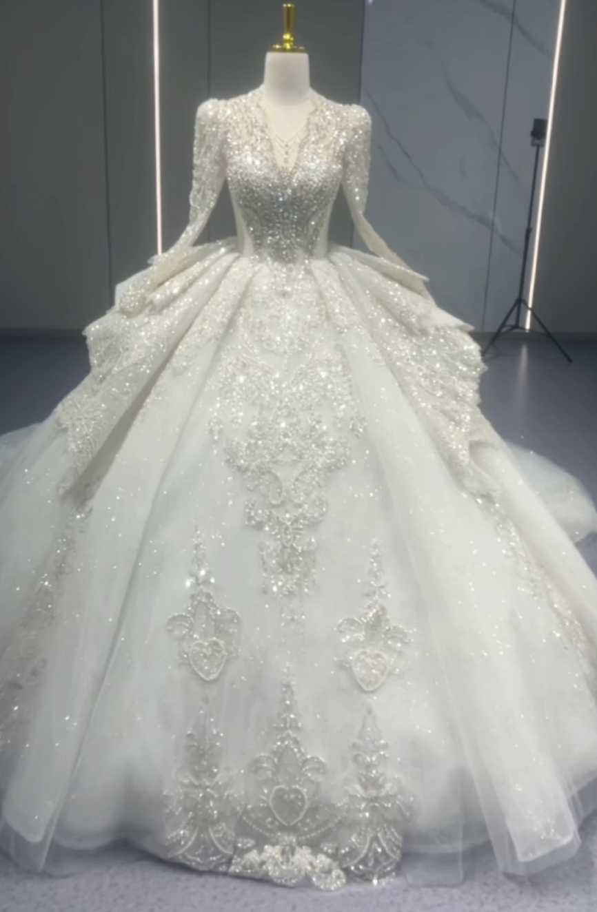 華やかな裾引き　長袖　優雅　エレガントなシルエット　vネック　大人気ブライダルウエアー　シースルー長袖　前撮り二次会花嫁