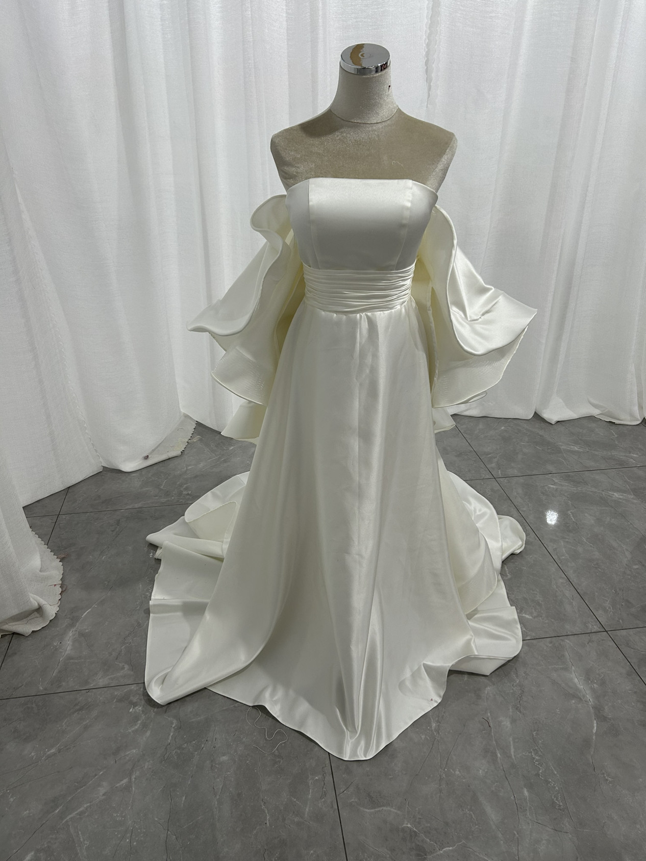 豪華！送料無料！アイボリー色 ウエディングドレス シルクドレス バックリボン パフスリーブ 花嫁/挙式/前撮り/結婚式