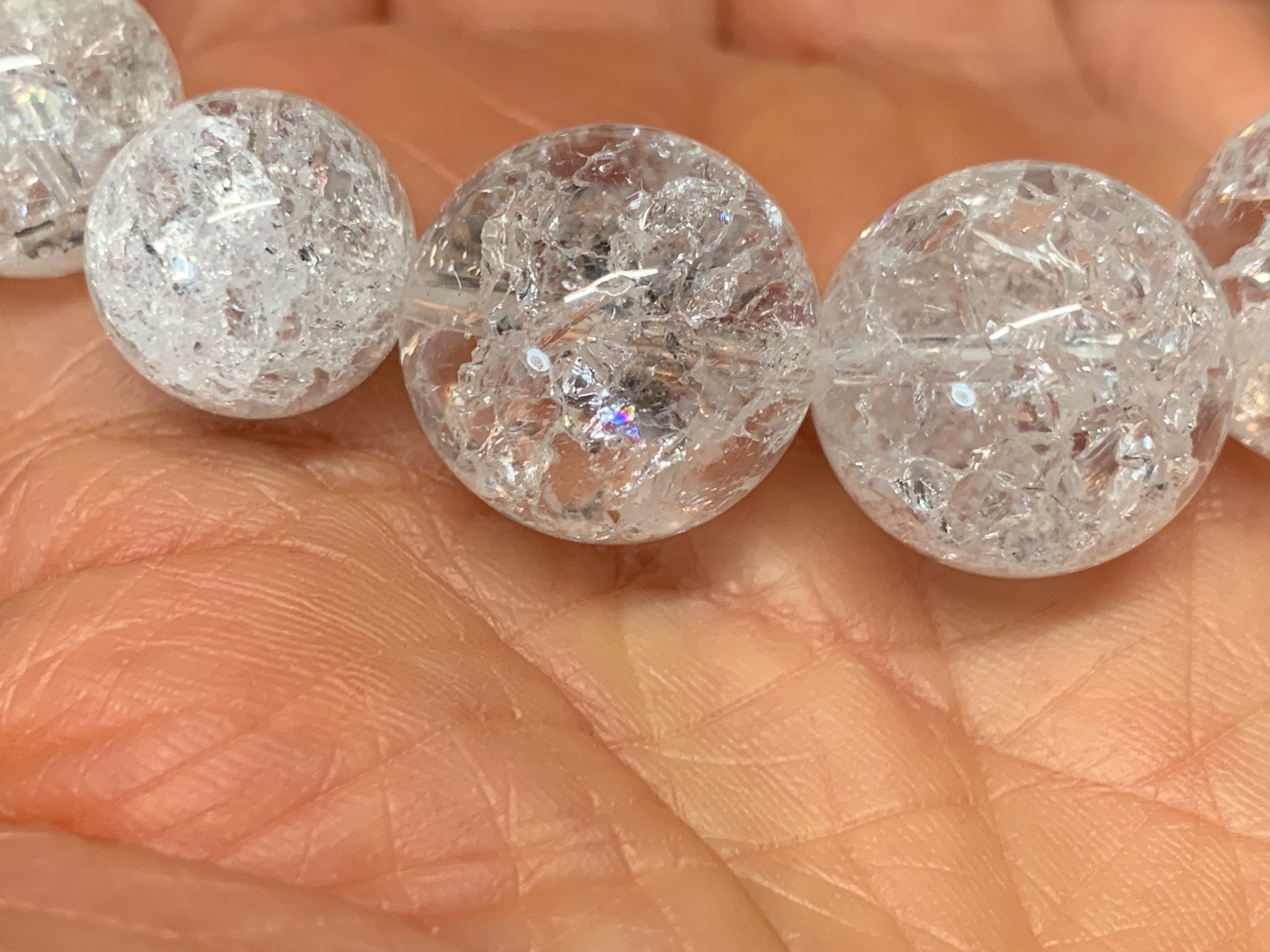 蓮の彫り珠A貨ミャンマー翡翠のチャーム付きとヒマラヤクラック水晶のブレスレット