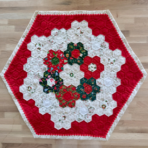 ヘキサゴンパッチワークキルトのクリスマスタペストリー(約66cm㎝×78