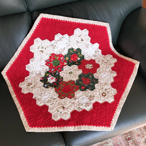 ヘキサゴンパッチワークキルトのクリスマスタペストリー(約66cm㎝×78