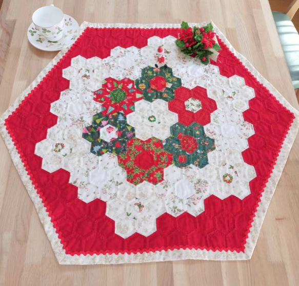 ヘキサゴンパッチワークキルトのクリスマスタペストリー(約66cm㎝×78