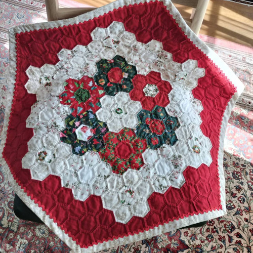 パッチワークキルトタペストリー 🧵新作です ❣️タペストリー 50cm x50cm 手帳ケース､お裁縫箱と同じ