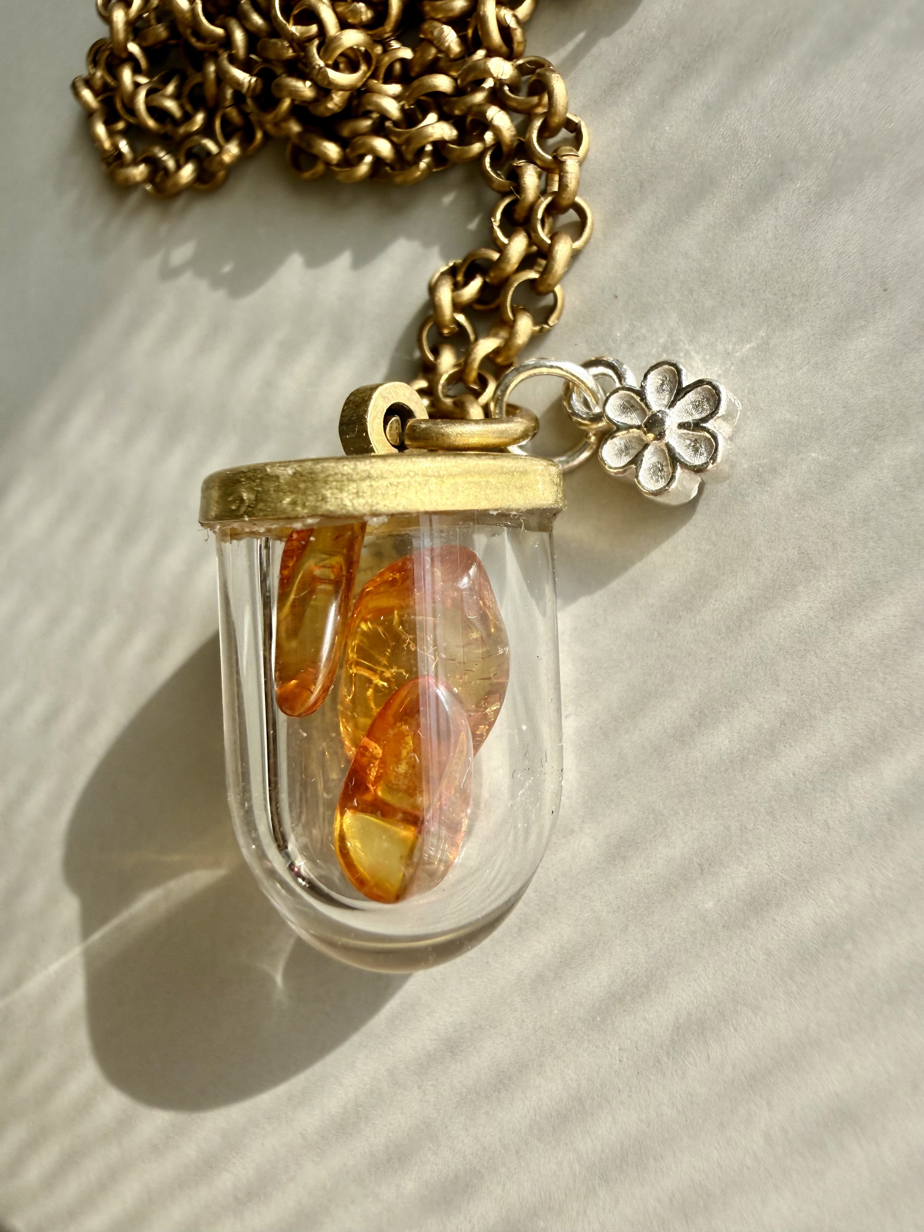 アンバーのネックレス　花