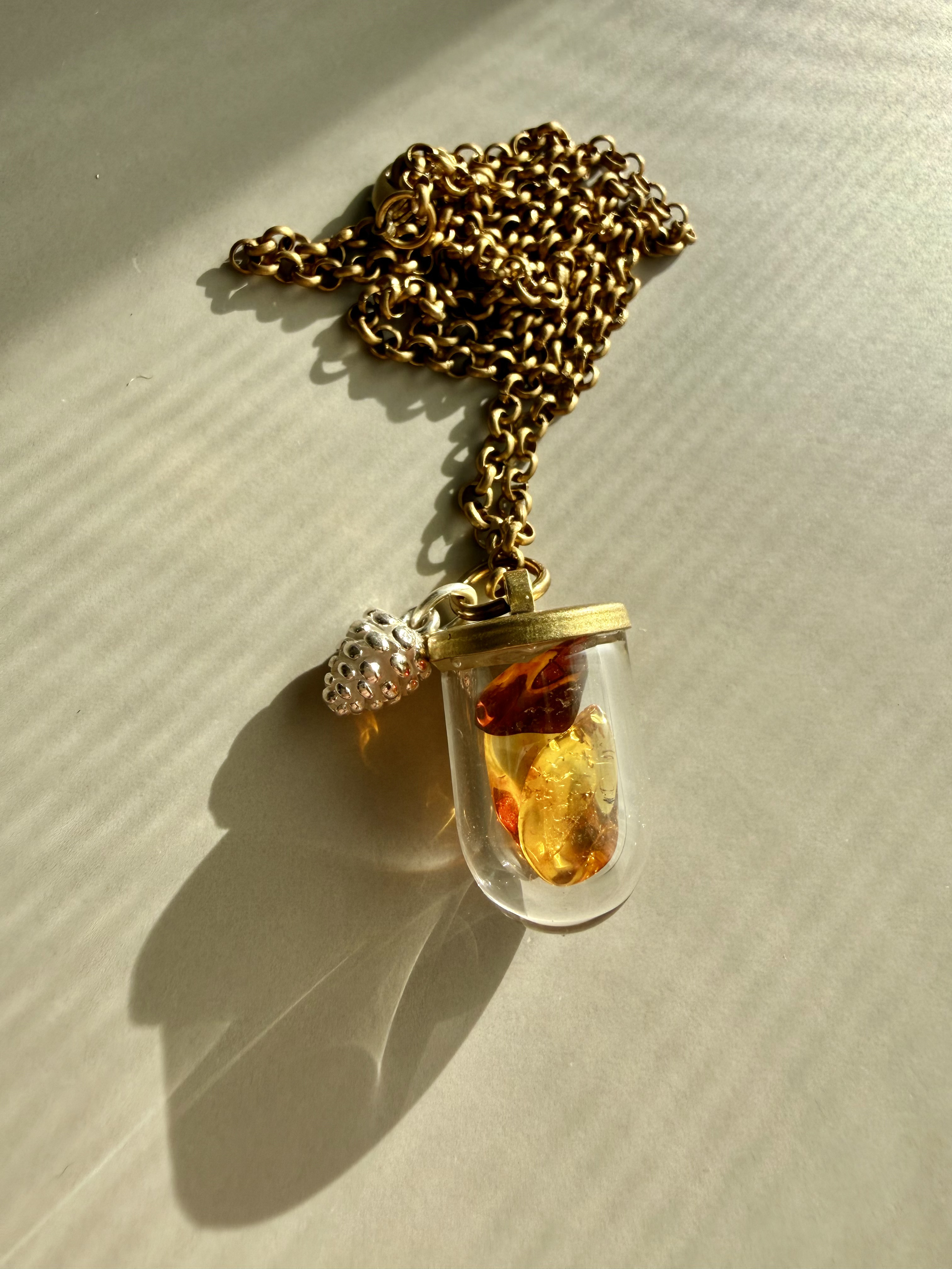 アンバーのネックレス　松ぼっくり