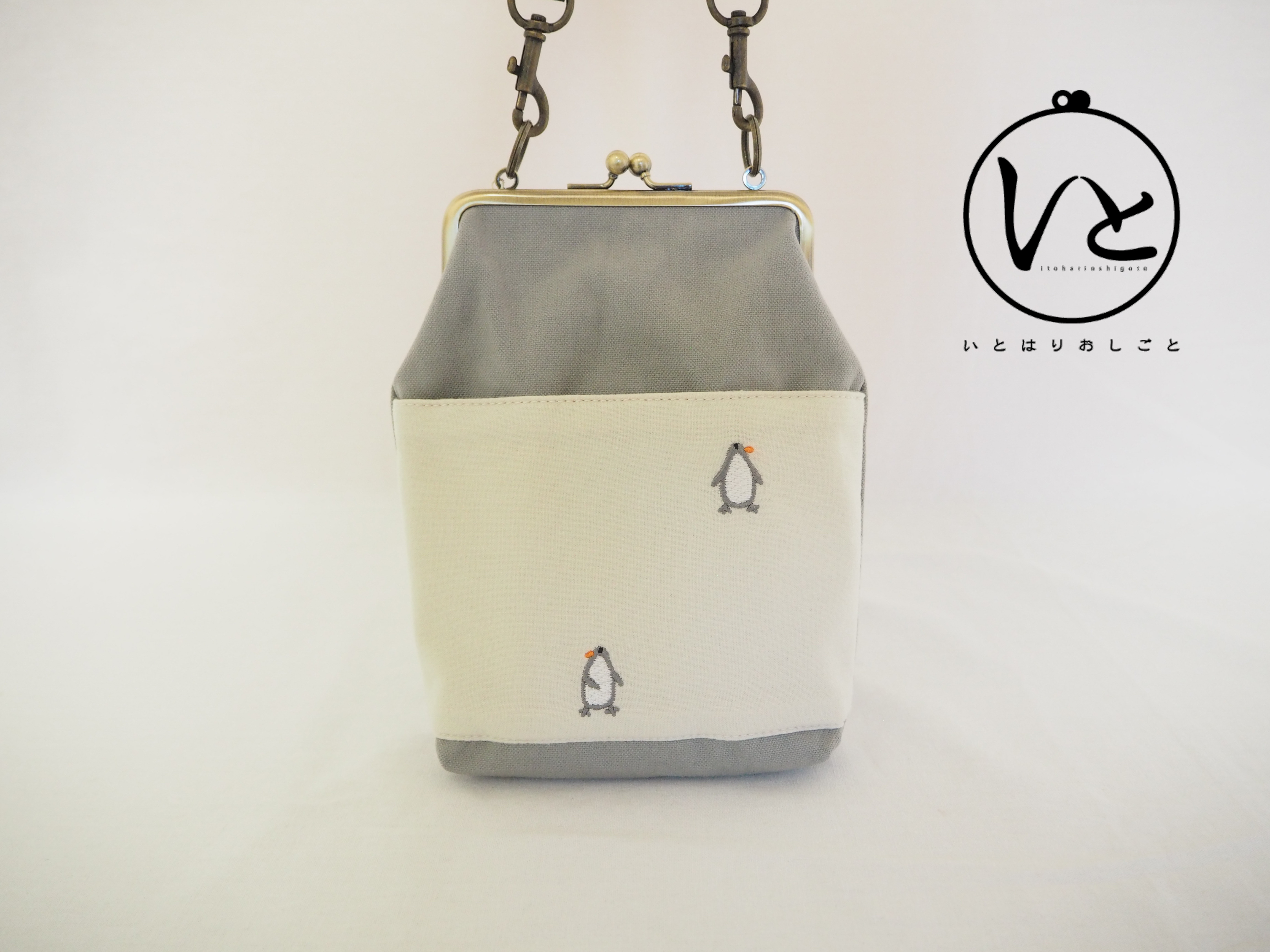 ペンギン刺繍とグレー帆布のがまぐちおさんぽポーチ｜スマホポシェット｜斜め掛け｜外ポケット付き｜ナチュラル｜ミニマルサイズ