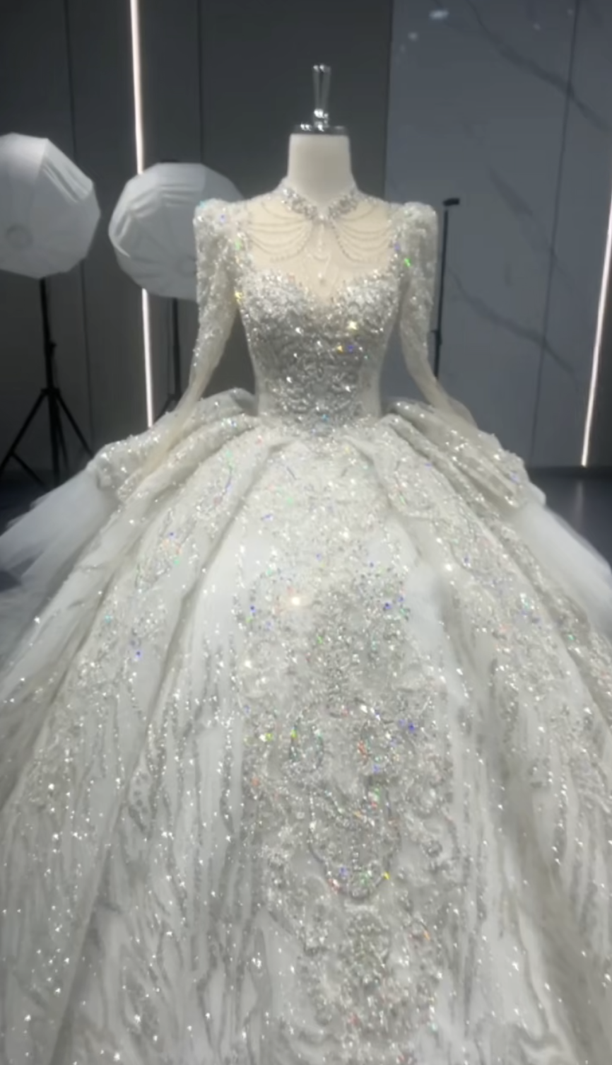 素材感を際立つ　スクエアネック　ネックレス付き　長袖　ラッフルスカート　グッリタースカート　Princessライン結婚式