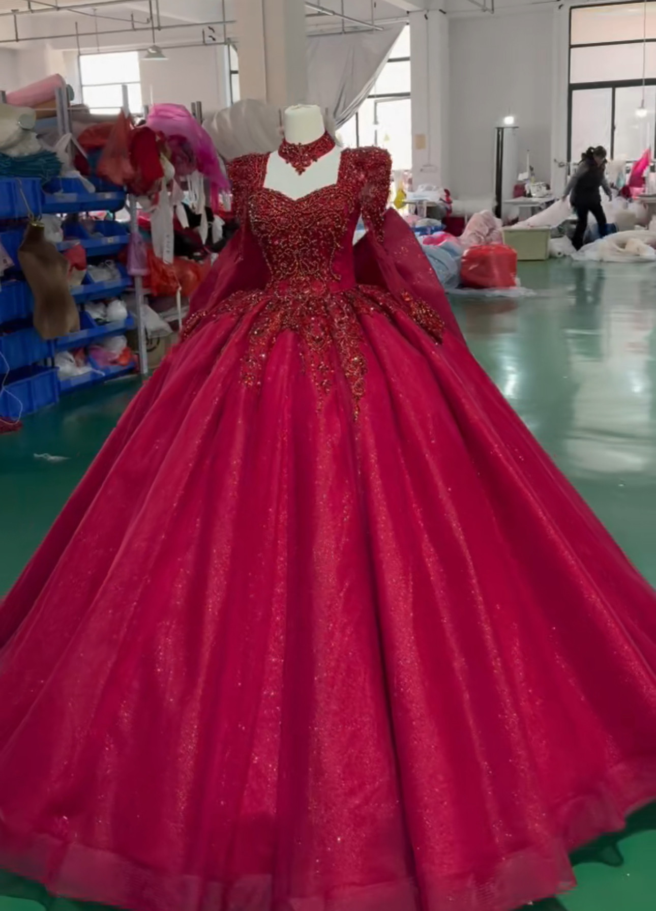 高級感溢れる　バックリボン　背中見え　チュール　キラキラドレス　レッド赤　花嫁　編み上げ　プリンセス　痩せて見える結婚式