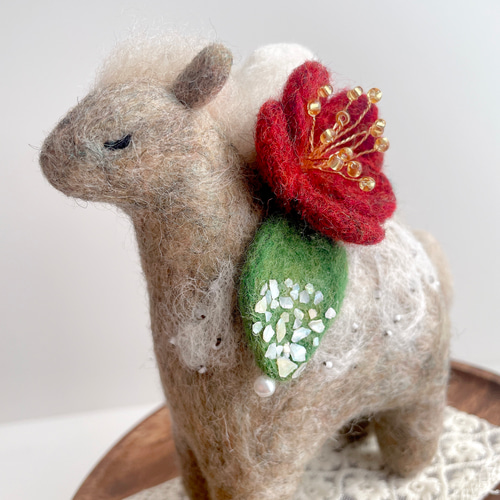 2026年（令和八年）干支置き物 椿を乗せた午（馬）ブラウン 羊毛