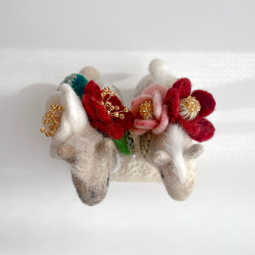 2026年（令和八年）干支置き物 椿を乗せた午（馬）ブラウン 羊毛