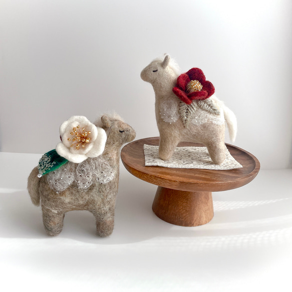 2026年（令和八年）干支置き物 椿を乗せた午（馬）ブラウン 羊毛