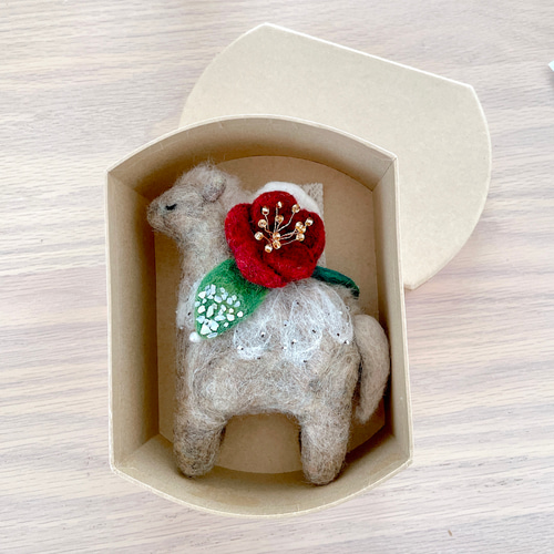 2026年（令和八年）干支置き物 椿を乗せた午（馬）ブラウン 羊毛