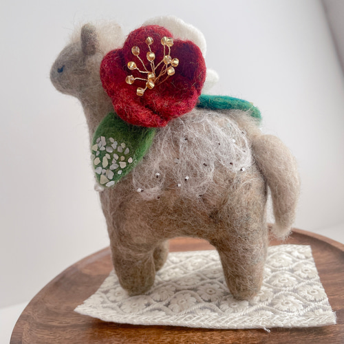 2026年（令和八年）干支置き物 椿を乗せた午（馬）ブラウン 羊毛