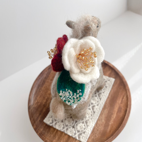 2026年（令和八年）干支置き物　椿を乗せた午（馬）ブラウン〜展示中〜 2026年（令和八年）干支置き物 椿を乗せた午（馬）ブラウン 羊毛