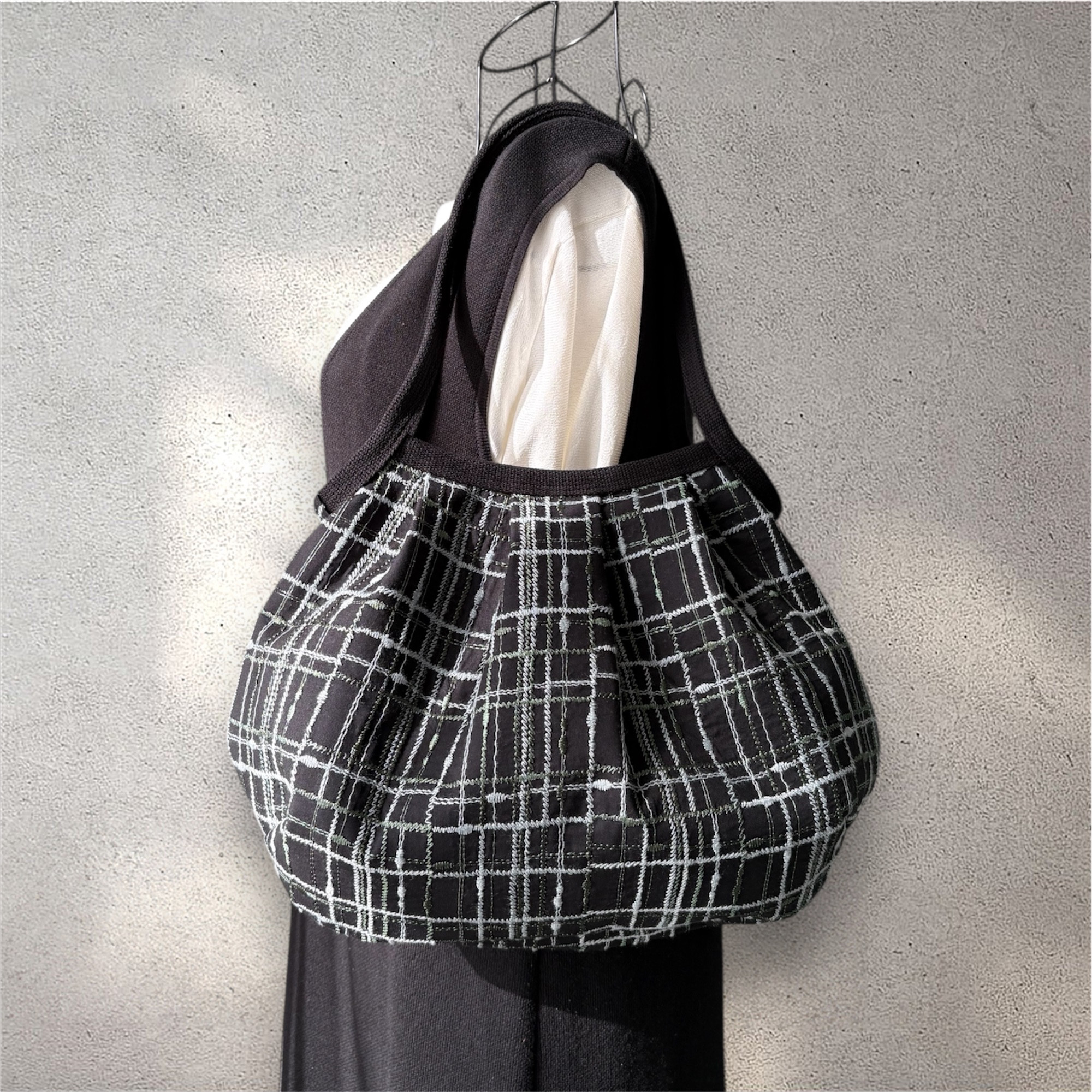 コロンと可愛いショルダーグラニーバッグ　まるでツイードグレーとグリーンのチェック刺繍レース ブラック地　◎選べる2サイズ