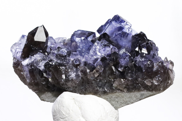 美術品的 天然 フローライト オン スモーキークォーツ「世界的鉱石の名