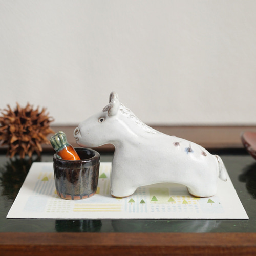 にんじん好きな白馬 置物 / 陶器 干支・午年・馬 /Creema限定 その他