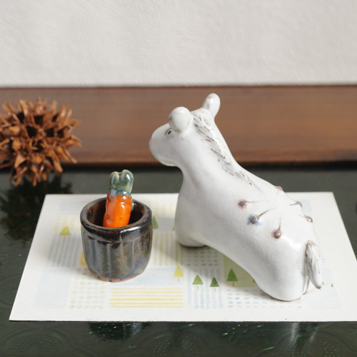 にんじん好きな白馬 置物 / 陶器 干支・午年・馬 /Creema限定 その他