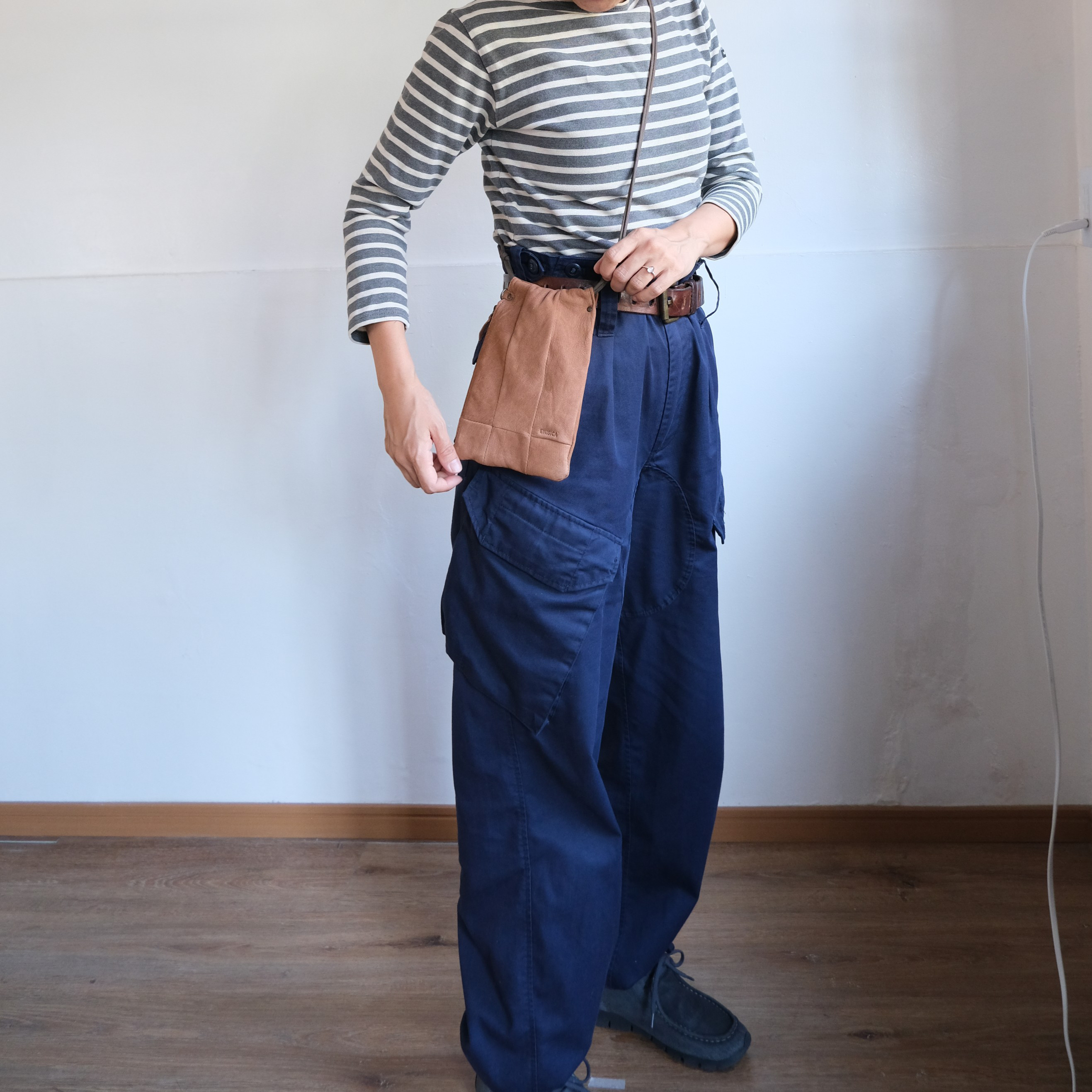 【国産ジビエ鹿革】ツギシカ・スマートフォンポシェット【茅葺／自然と共存する本州・里山にちなんだキャメル】