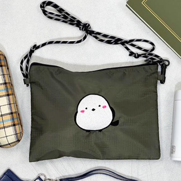 迷你斜背包，飾有單隻刺繡長尾山雀圖案。輕巧可愛，適合女性。 第1張的照片
