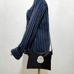 迷你斜背包，飾有單隻刺繡長尾山雀圖案。輕巧可愛，適合女性。 第3張的照片
