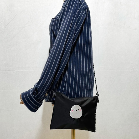 迷你斜背包，飾有單隻刺繡長尾山雀圖案。輕巧可愛，適合女性。 第3張的照片