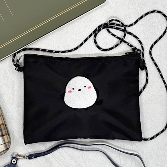 迷你斜背包，飾有單隻刺繡長尾山雀圖案。輕巧可愛，適合女性。 第2張的照片