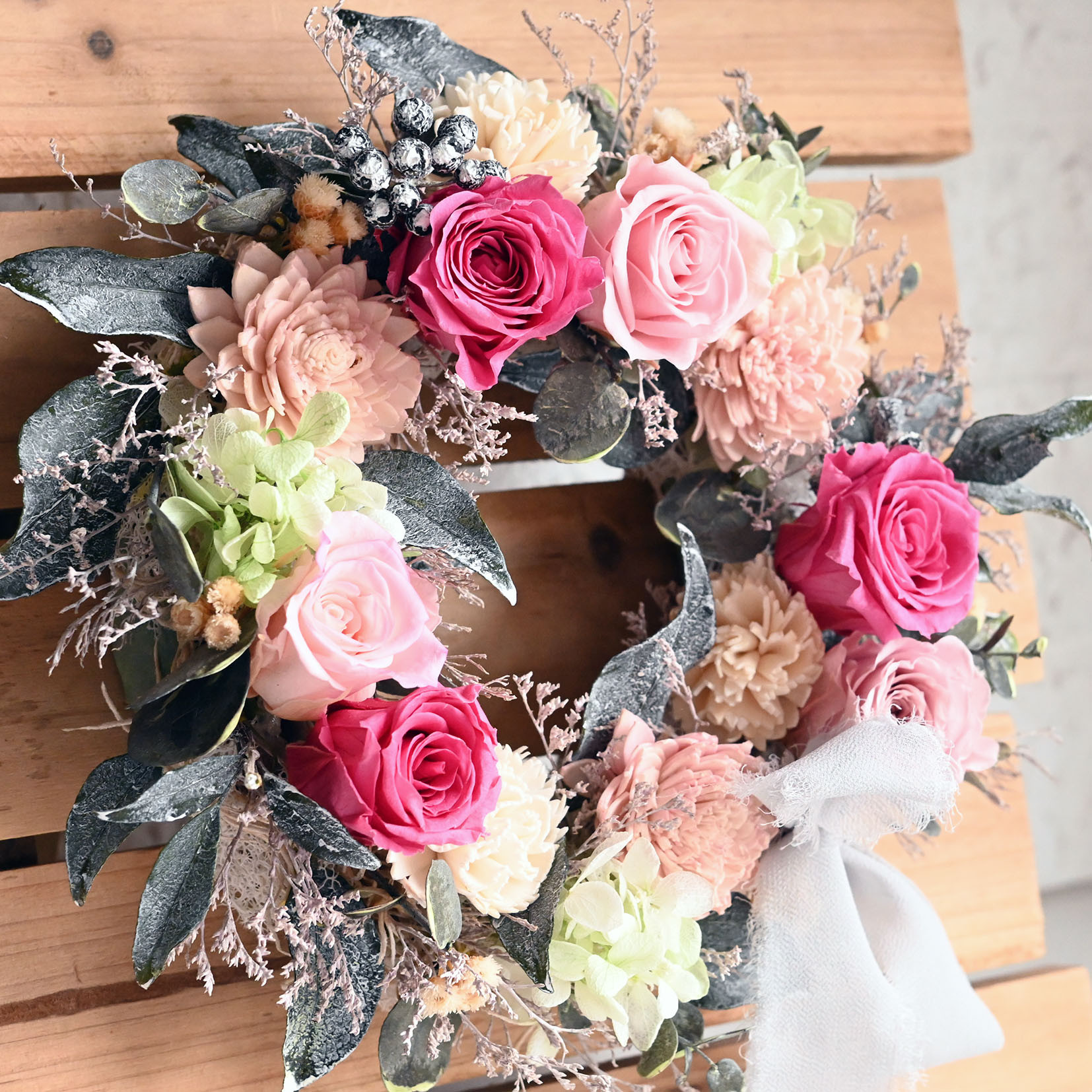 バラとウッシュアイビーのリースアレンジ