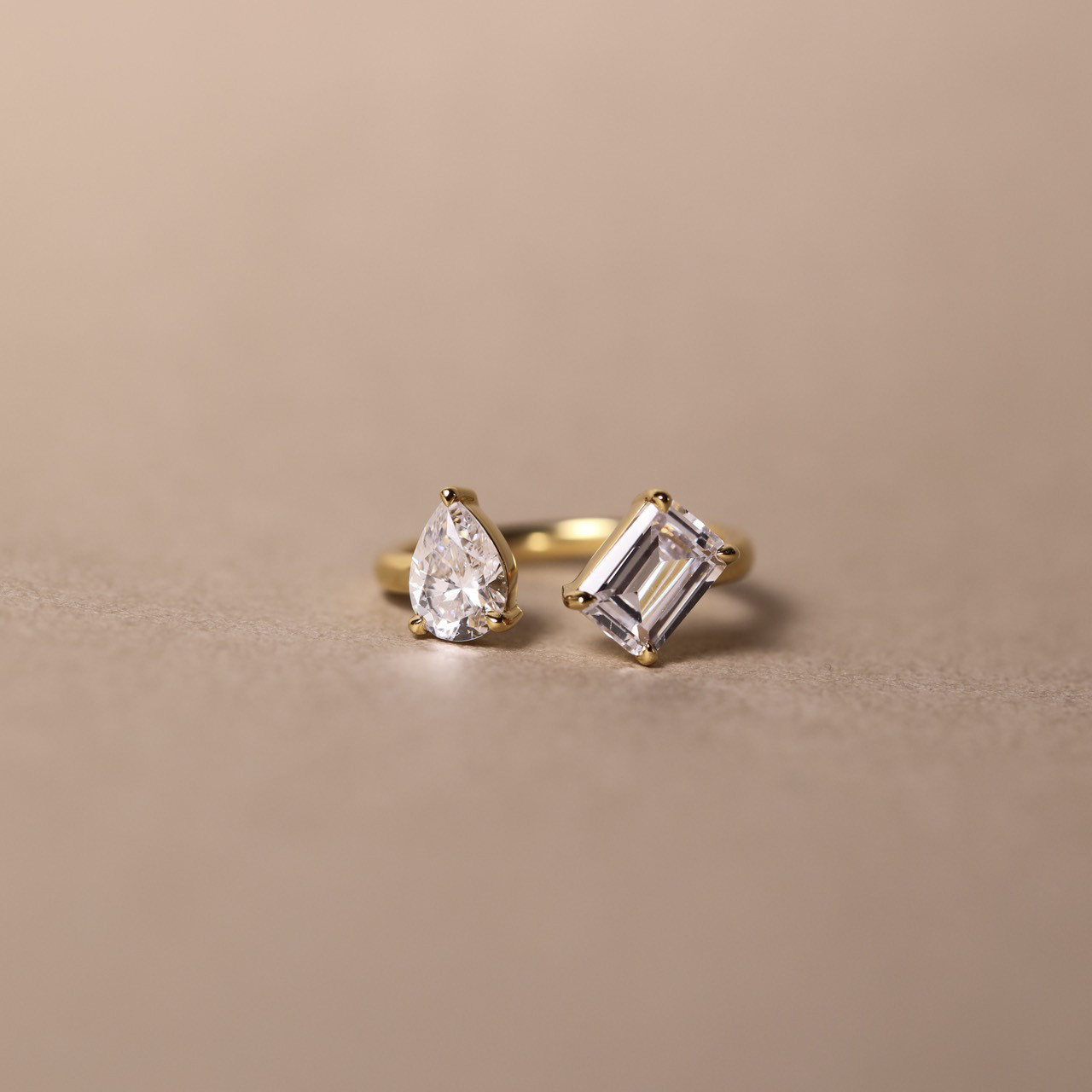 〈シルバー925〉ペアシェイプ＆エメラルドカット フォークリング 9号 11号 　ゴールド指輪〈AL10-3-1〉