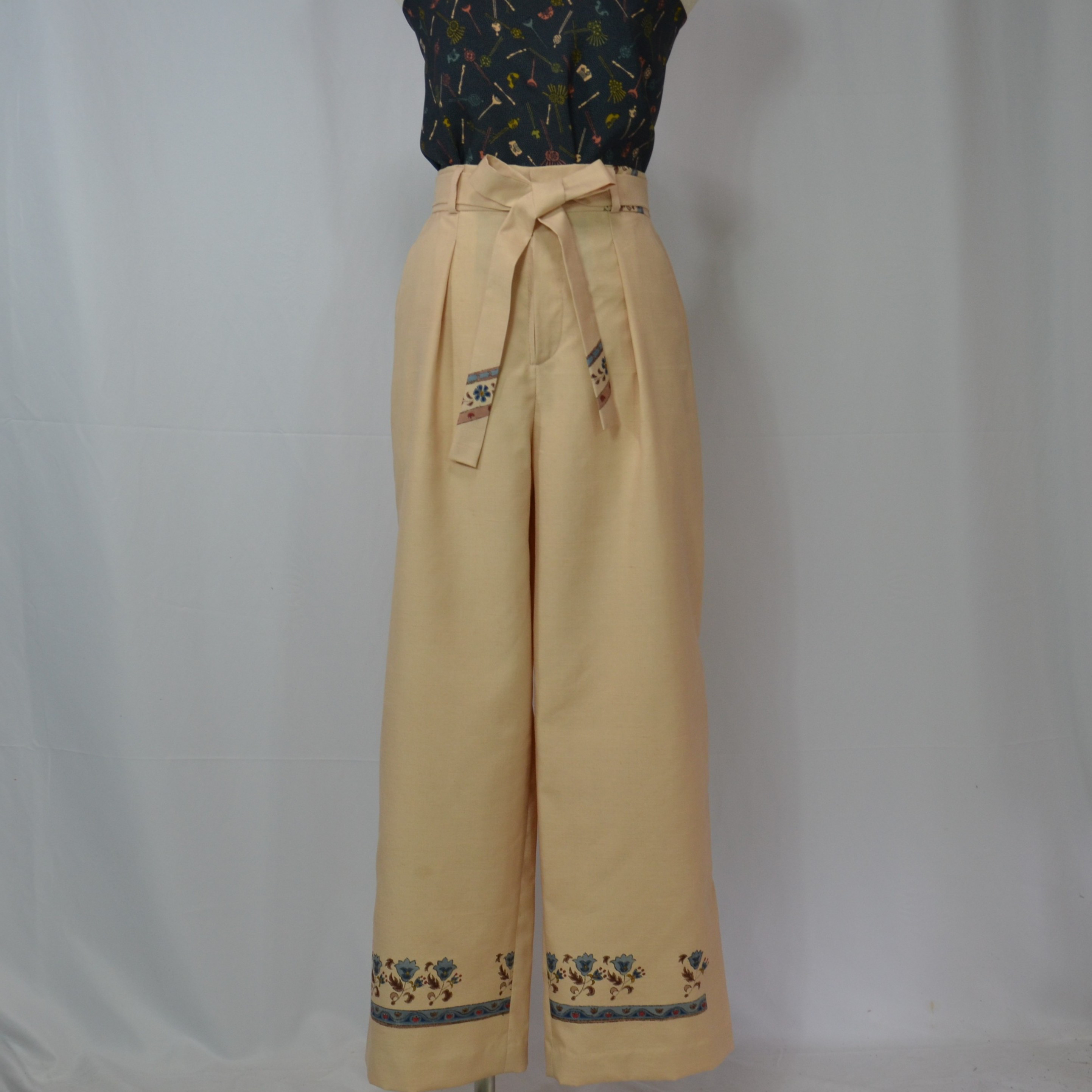 明るい香色の紬地を愛らしいジャパニーズバティックが彩るワイドパンツ