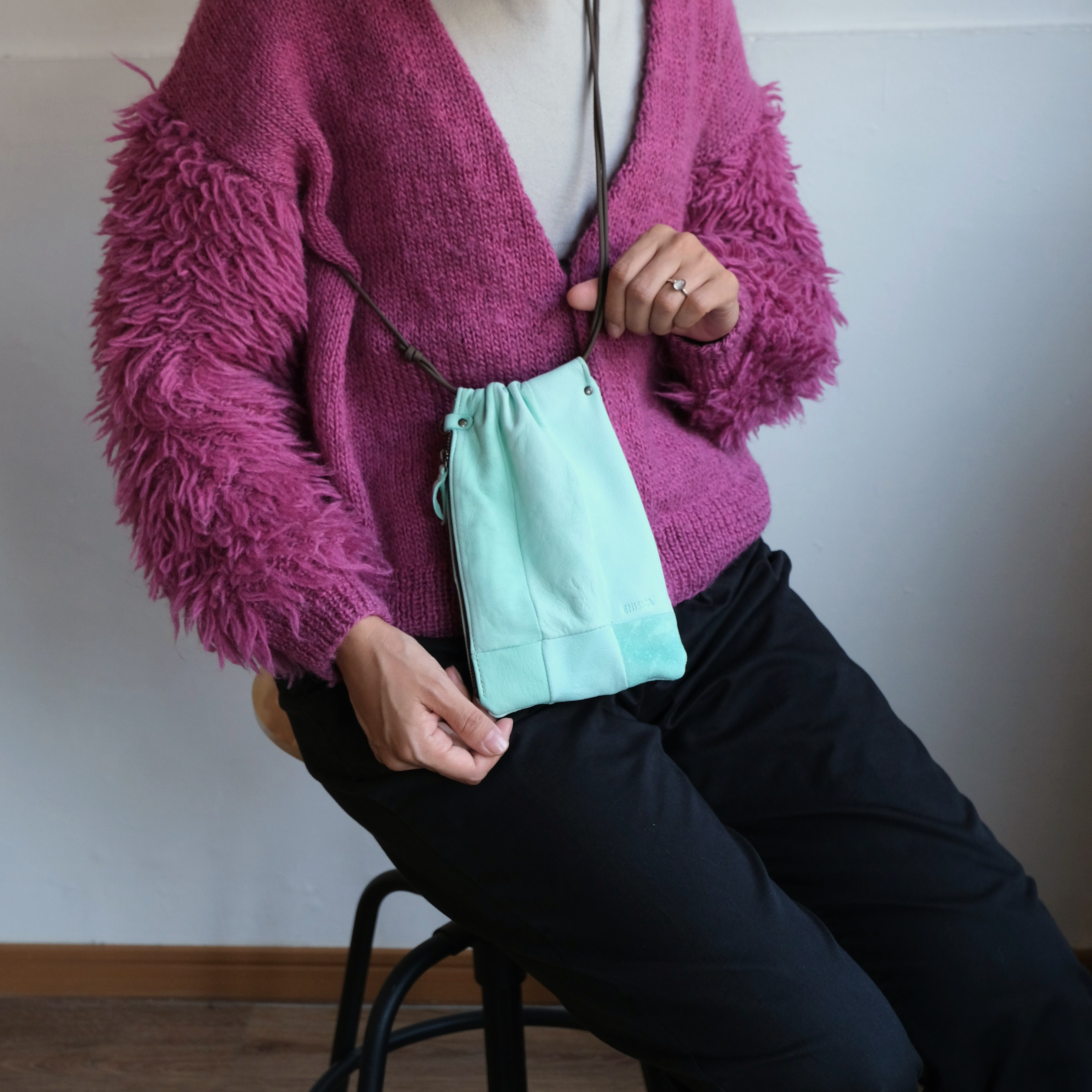 【国産ジビエ鹿革】ツギシカ・スマートフォンポシェット【ラムネ／沖縄・慶良間の海にきらめく泡のペールグリーン】