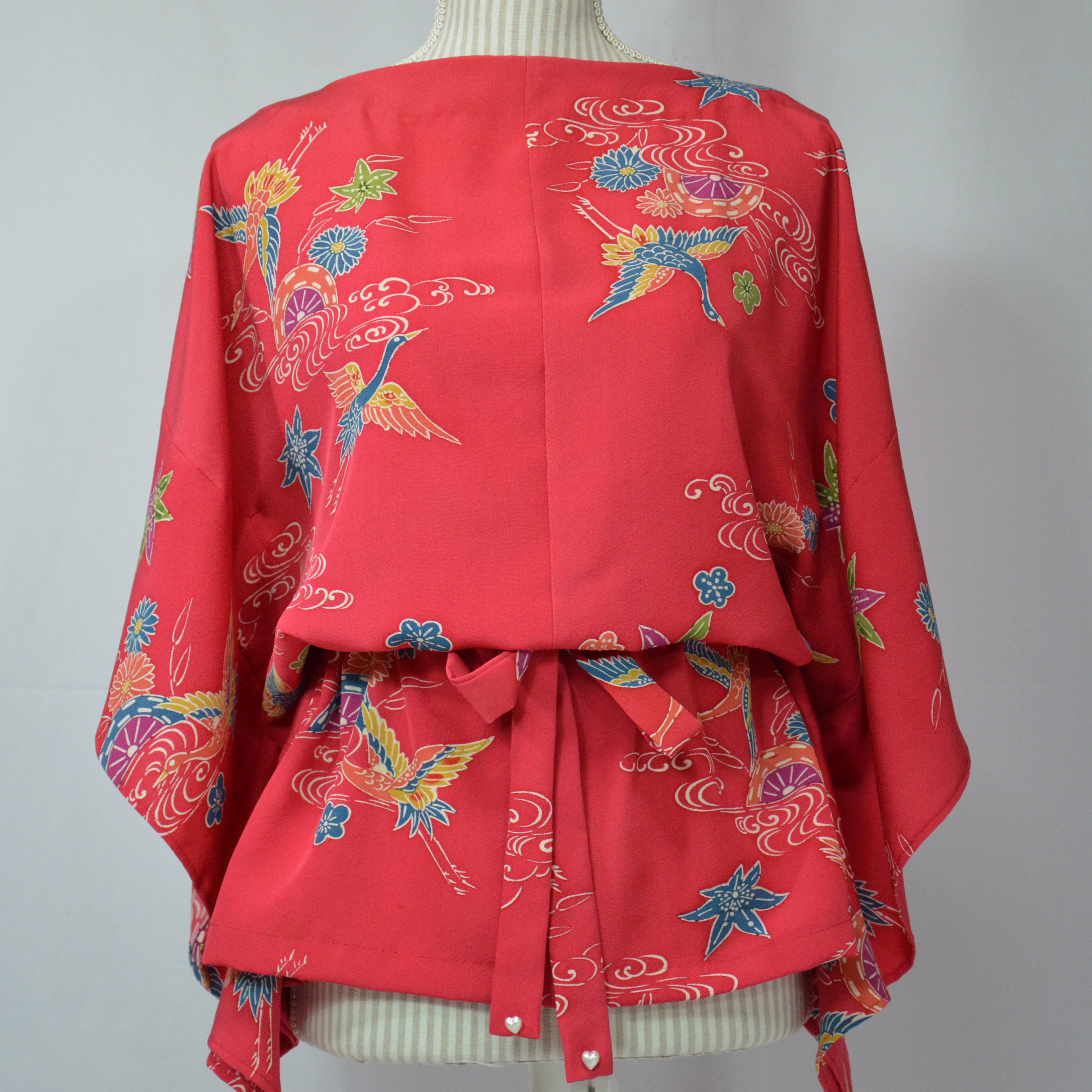 鮮やかな紅赤に片輪車と流水、永遠の鶴が昇華する紅型染めのブラウス